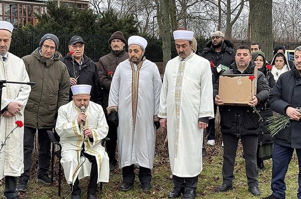 Stockholm Büyükelçiliği Önünde Kur'an-ı Kerim'e Saygı Programı Düzenlendi