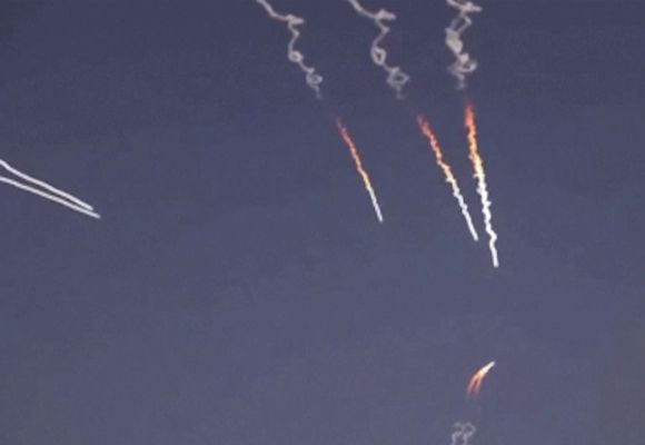 Hürmüz’de Tansiyon Yine Yükseldi: ABD’den İran’a Apache Misillemesi