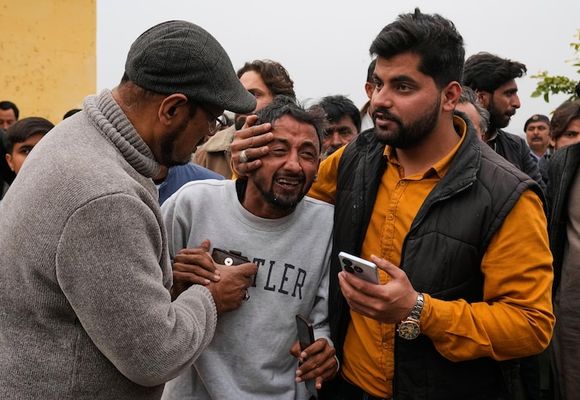 Pakistan'da Cuma Namazına Bombalı Saldırı: En Az 31 Can Kaybı