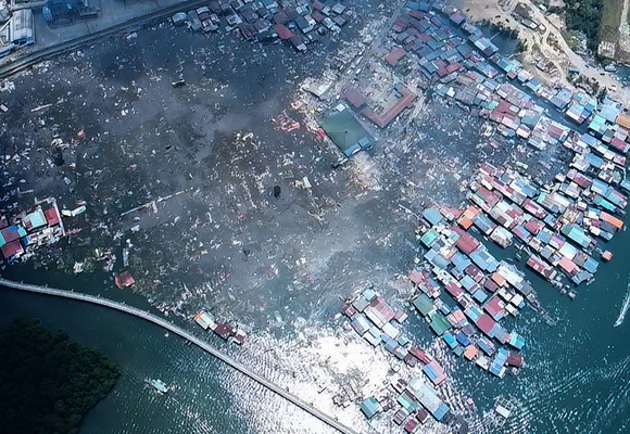 Malezya'da Yüzen Kasabada Yangın: 1000 Ev Küle Döndü