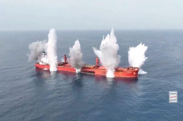 Yemen'deki Husiler 24 Saatte İki Gemi Batırdı
