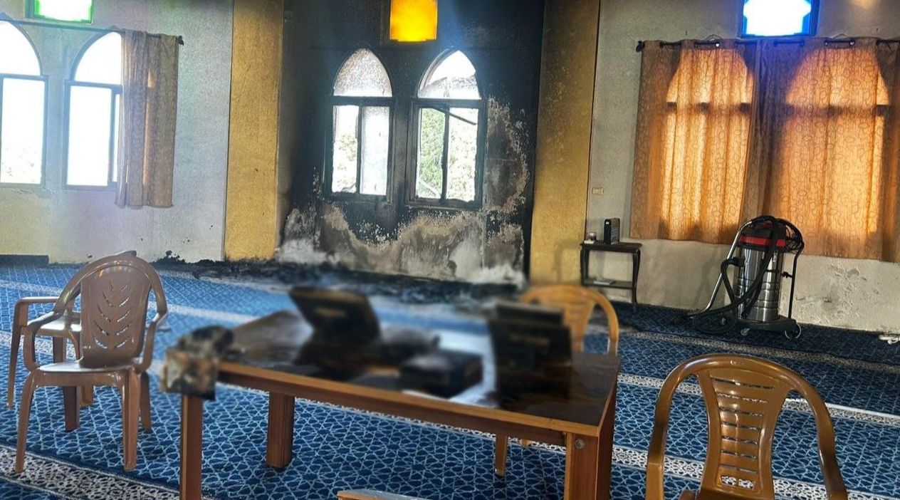 Siyonistler Batı Şeria’da Cami Kundakladı: Hakaret İçeren İfadeler Yazdılar