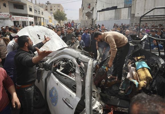 İsrail Gazze'de Ateşkesi Yine Bozdu: Polis Aracını Bombaladı, 4 Şehit