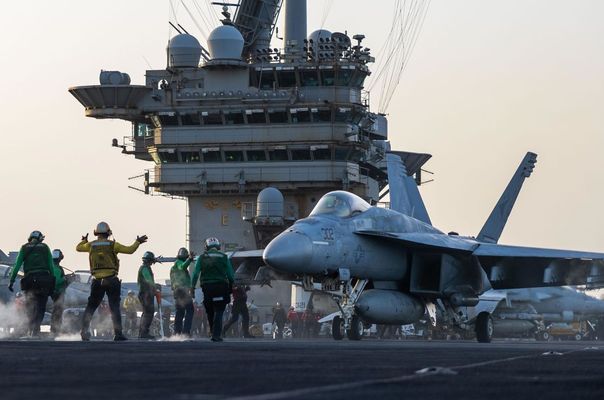Husi Saldırılarından Kaçan Amerikan Savaş Uçağı Denize Düştü