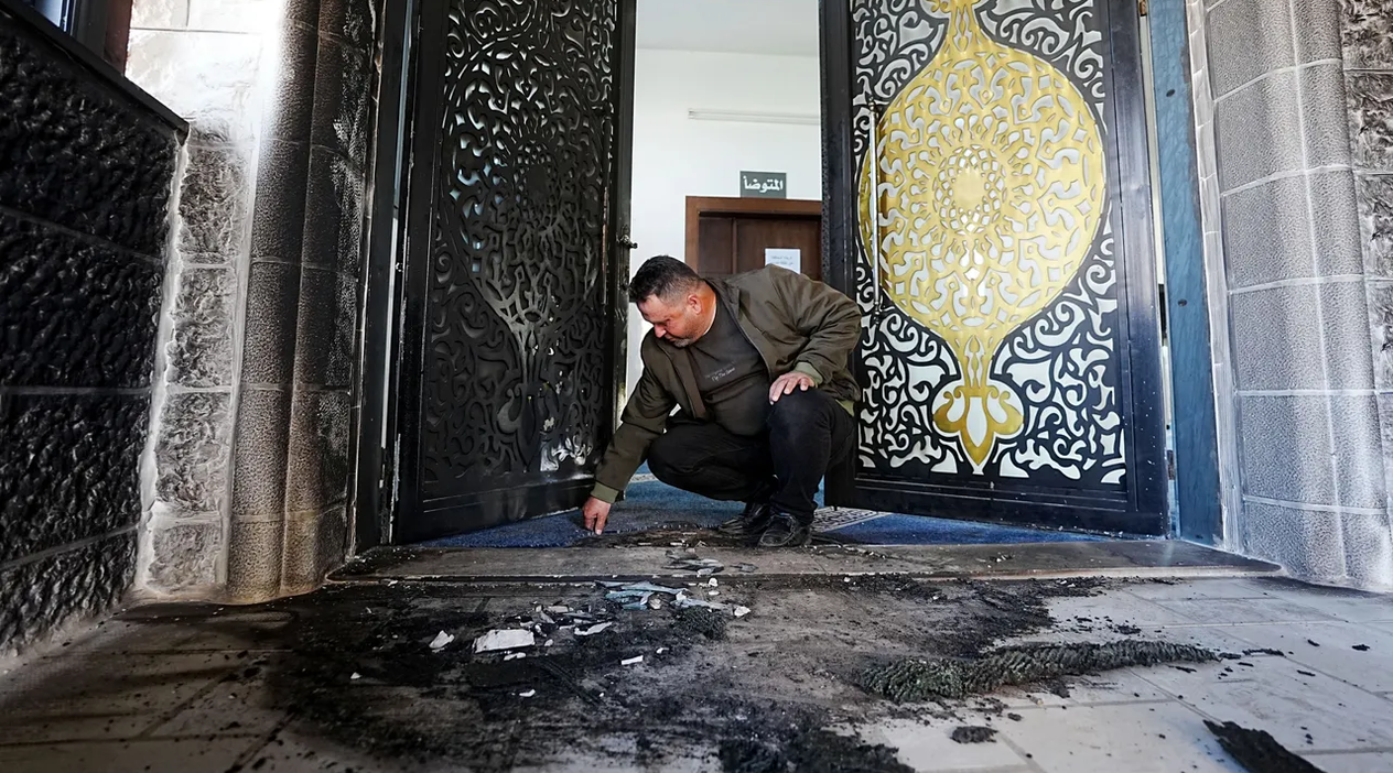 Siyonistler Batı Şeria’da Camiyi Ateşe Verdi