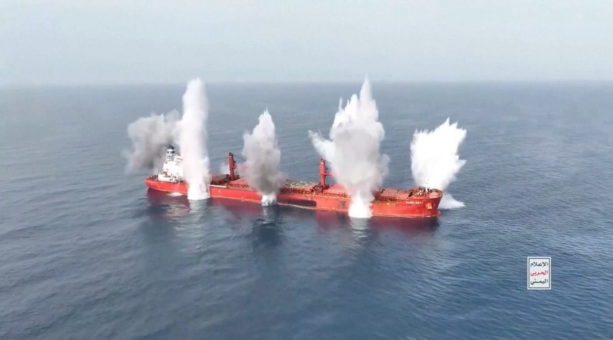 Yemen'deki Husiler 24 Saatte İki Gemi Batırdı