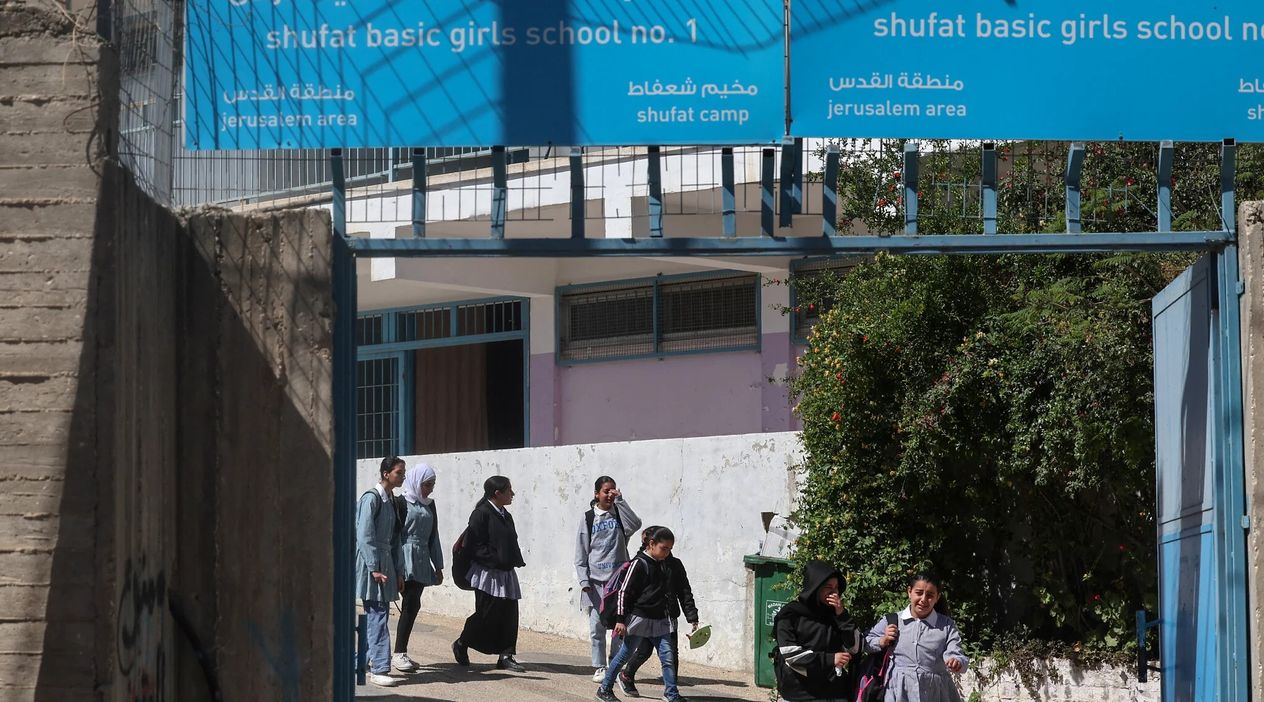 İşgalci İsrail, Kudüs’te UNRWA Okullarına Baskın Düzenledi