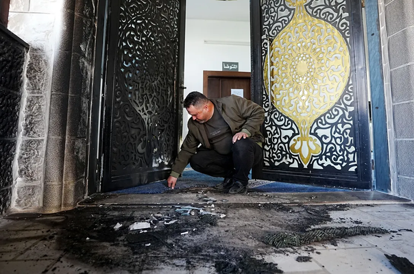 Siyonistler Batı Şeria’da Camiyi Ateşe Verdi