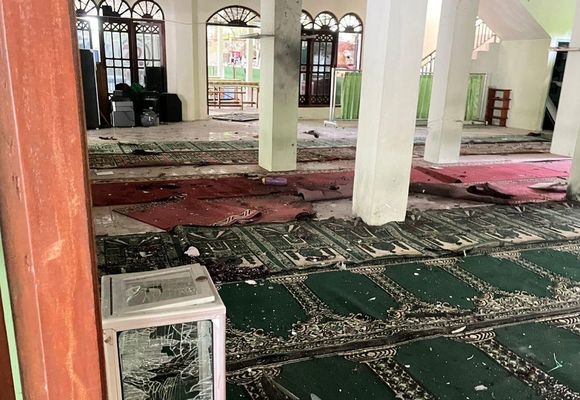 Endonezya'da Cuma Namazına Bombalı Saldırı