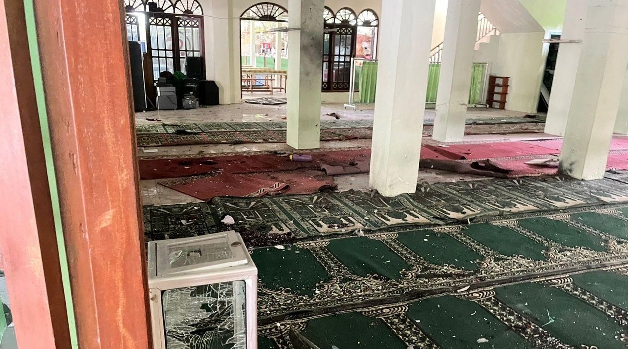 Endonezya'da Cuma Namazına Bombalı Saldırı