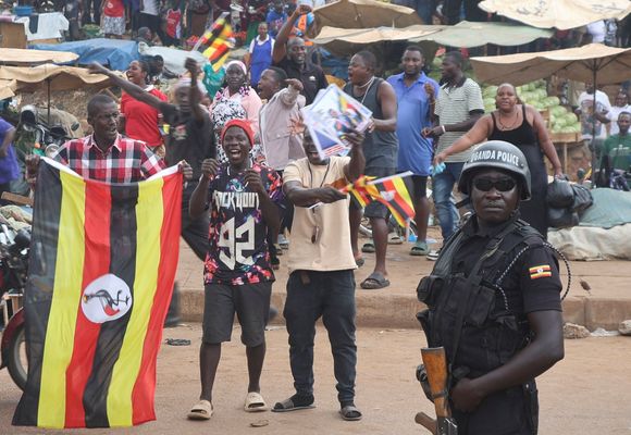 Uganda Seçime Gidiyor: İnternet Kesildi, Ordu Sokağa İndi