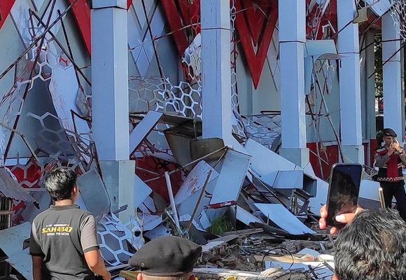 Endonezya'da 7,4 Büyüklüğündeki Deprem Yıkıma Neden Oldu