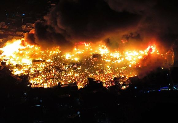 Filipinler'de Korkunç Yangın: 1000'den Fazla Ev Küle Döndü