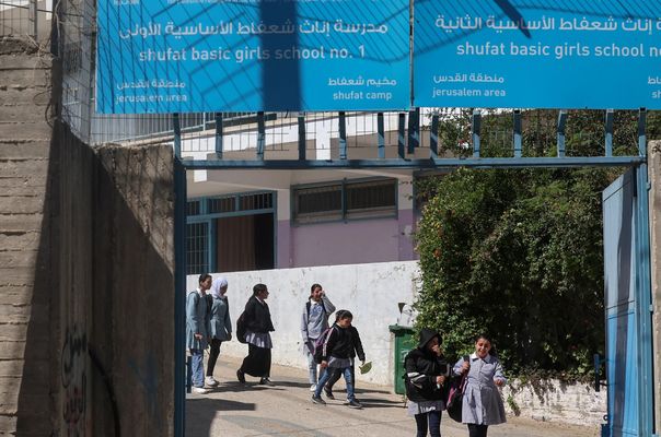 İşgalci İsrail, Kudüs’te UNRWA Okullarına Baskın Düzenledi