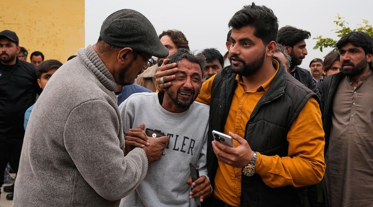 Pakistan'da Cuma Namazına Bombalı Saldırı: En Az 31 Can Kaybı