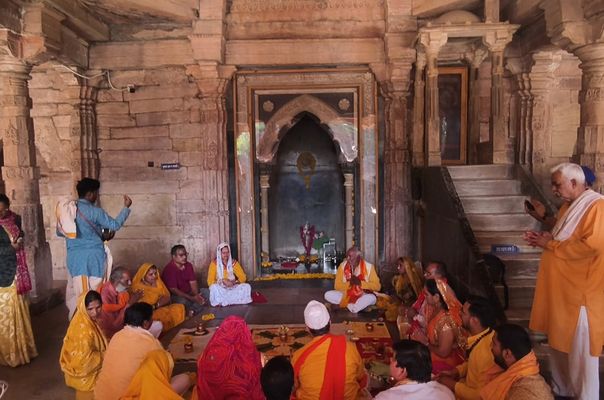 Hindistan'da 700 Yıllık Tarihi Camiyi Tapınağa Çevirdiler