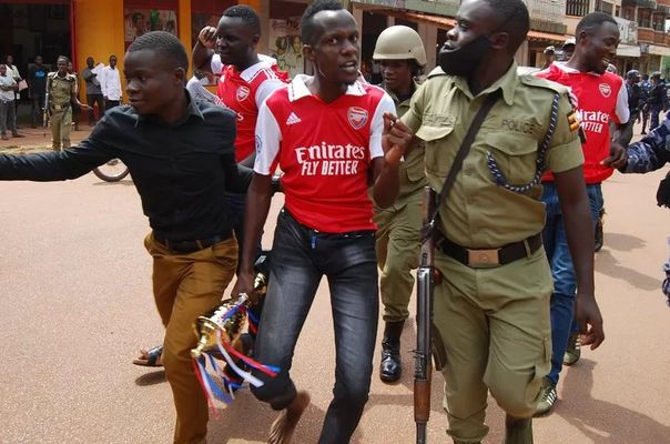 Uganda'da Manchester United Zaferini Kutlayan Arsenal Taraftarları Tutuklandı