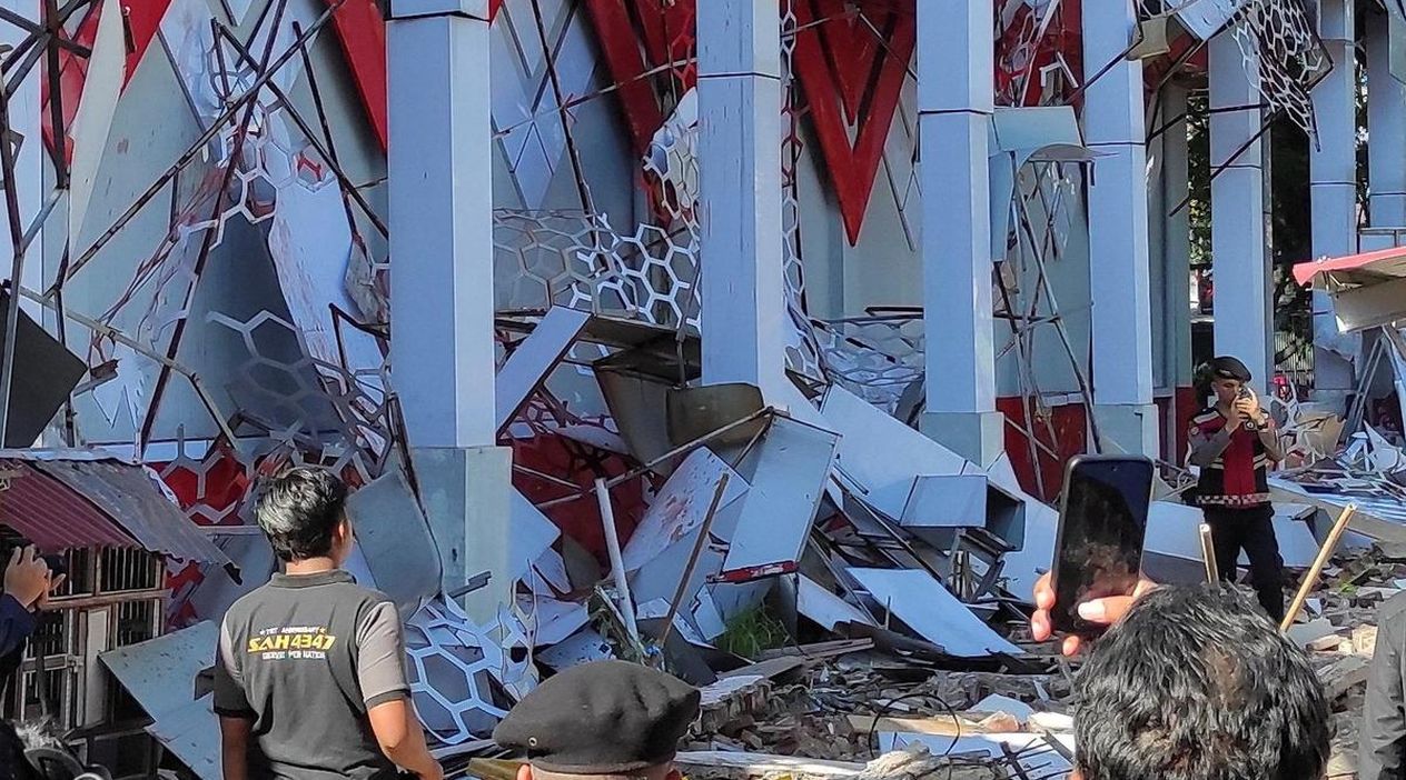 Endonezya'da 7,4 Büyüklüğündeki Deprem Yıkıma Neden Oldu