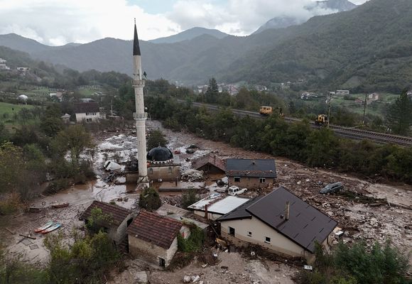 Bosna Hersek'te Sel Felaketinin Yaralı Sarılıyor