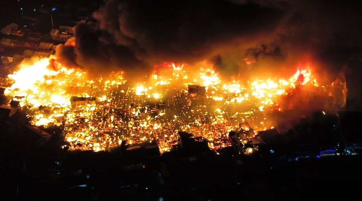 Filipinler'de Korkunç Yangın: 1000'den Fazla Ev Küle Döndü