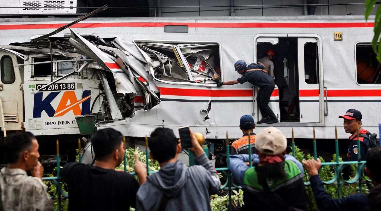 Endonezya’da Tren Faciası: 14 Can Kaybı