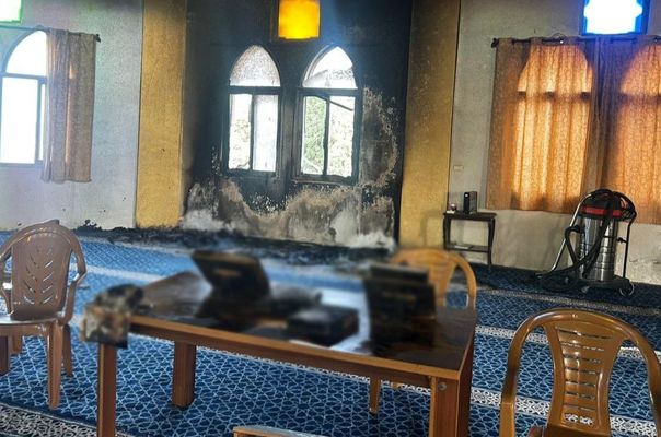 Siyonistler Batı Şeria’da Cami Kundakladı: Hakaret İçeren İfadeler Yazdılar
