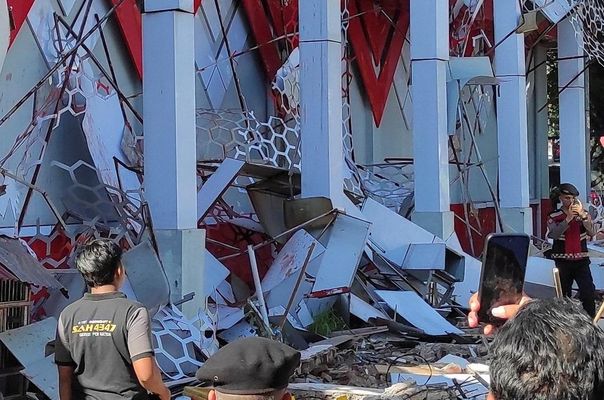 Endonezya'da 7,4 Büyüklüğündeki Deprem Yıkıma Neden Oldu