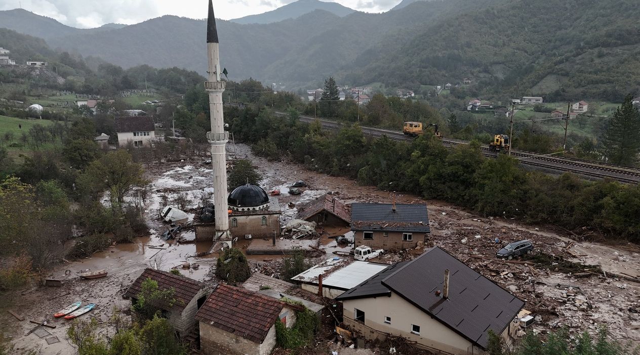 Bosna Hersek'te Sel Felaketinin Yaralı Sarılıyor