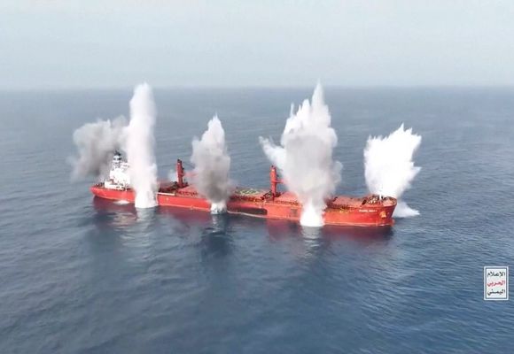 Yemen'deki Husiler 24 Saatte İki Gemi Batırdı