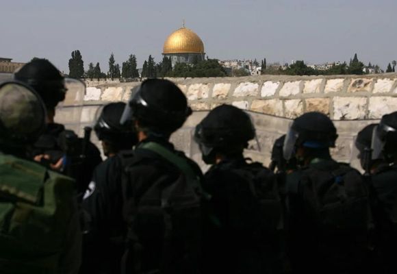 Siyonistler Mescid-i Aksa'yı Bastı: Ramazan Hazırlıklarını Engelleniyor!