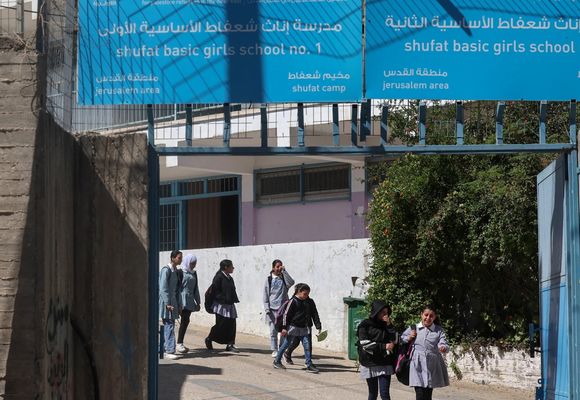 İşgalci İsrail, Kudüs’te UNRWA Okullarına Baskın Düzenledi