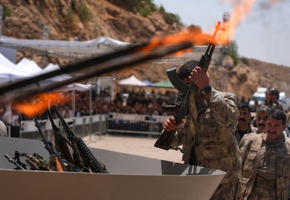 Terör Örgütü PKK Silah Bırakmaya Başladı: İlk Grup Silahlarını Yaktı