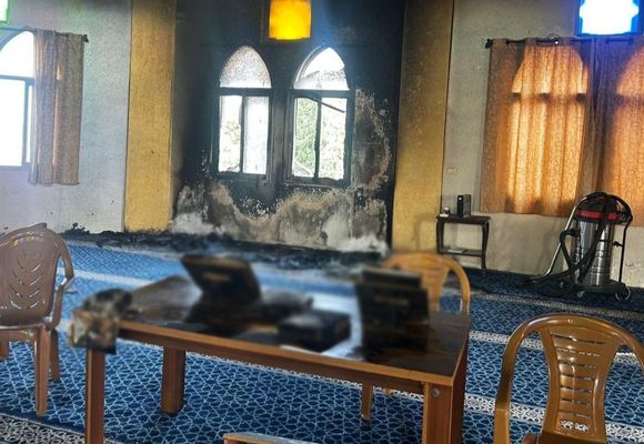 Siyonistler Batı Şeria’da Cami Kundakladı: Hakaret İçeren İfadeler Yazdılar