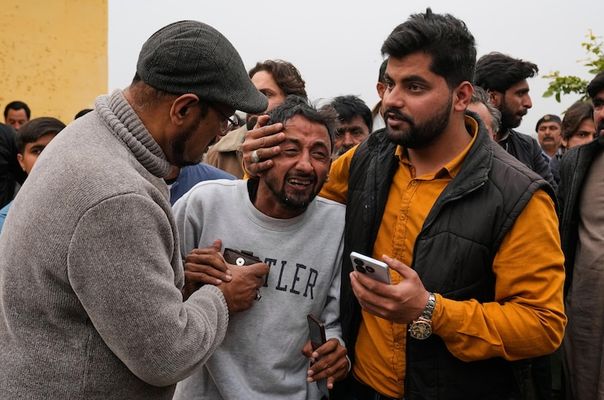 Pakistan'da Cuma Namazına Bombalı Saldırı: En Az 31 Can Kaybı