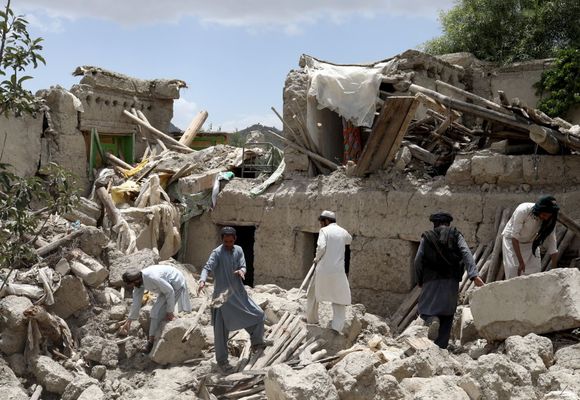 Afganistan’da Şiddetli Deprem: Kunar ve Nangarhar’da En Az 622 Can Kaybı
