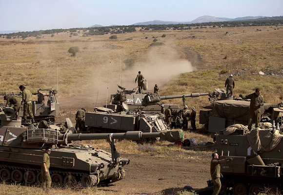 İşgalci İsrail Güçleri Suveyda'da Suriye Tanklarını Vurdu