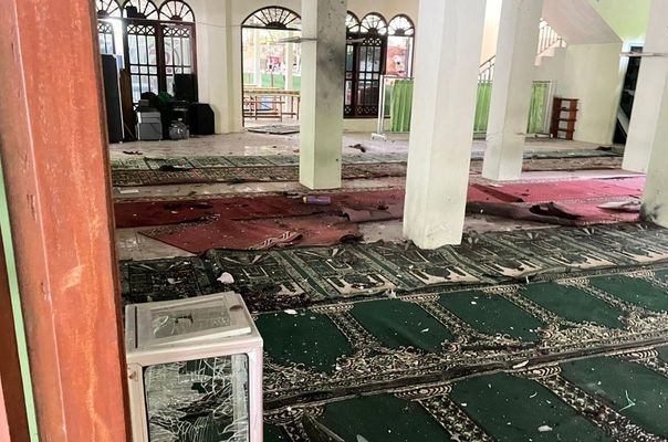 Endonezya'da Cuma Namazına Bombalı Saldırı