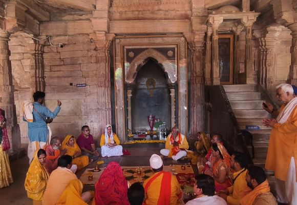 Hindistan'da 700 Yıllık Tarihi Camiyi Tapınağa Çevirdiler